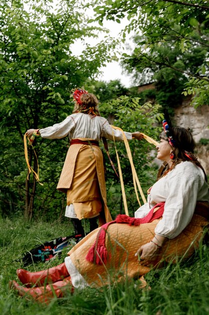 040622 Vinnitsa Ukraine deux belles femmes mère et fille portant des chemises de lin ukrainiennes brodées nationales et un collier coloré