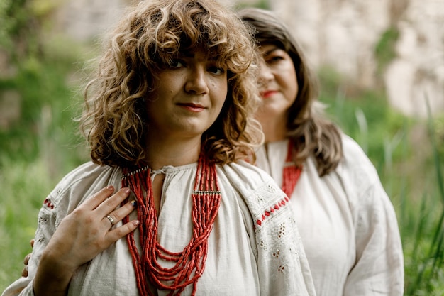 040622 Vinnitsa Ukraine deux belles femmes mère et fille portant des chemises de lin ukrainiennes brodées nationales et un collier coloré
