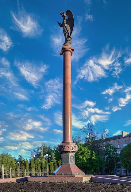 05.09.2021. Kropyvnytskyi, Ukraine. Statue de l'Ange gardien de l'Ukraine à Kropyvnytskyi, Ukraine, par un matin de printemps ensoleillé