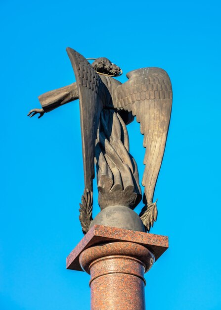 Photo 05.09.2021. kropyvnytskyi, ukraine. statue de l'ange gardien de l'ukraine à kropyvnytskyi, ukraine, par un matin de printemps ensoleillé