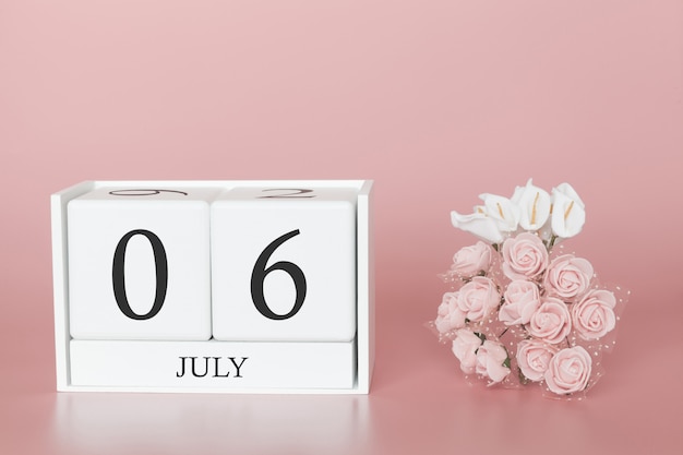 06 juillet. Jour 6 du mois. Cube de calendrier sur rose moderne