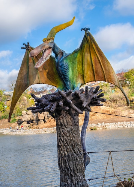 07.11.2020. Ouman, Ukraine. Sculpture d'un ptérodactyle dans le parc fantastique Nova Sofiyivka, Uman, Ukraine, lors d'une journée ensoleillée d'automne