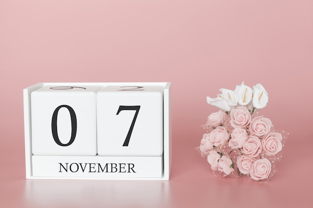 07 novembre cube de calendrier sur mur rose