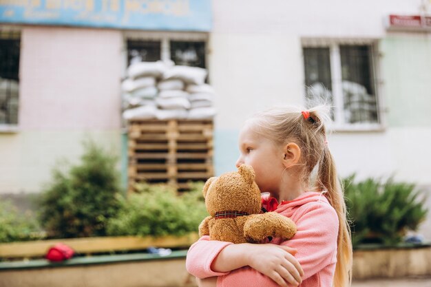 070722 Irpin Ukraine une petite fille ukrainienne tient fermement un jouet dans ses mains et a peur de la guerre