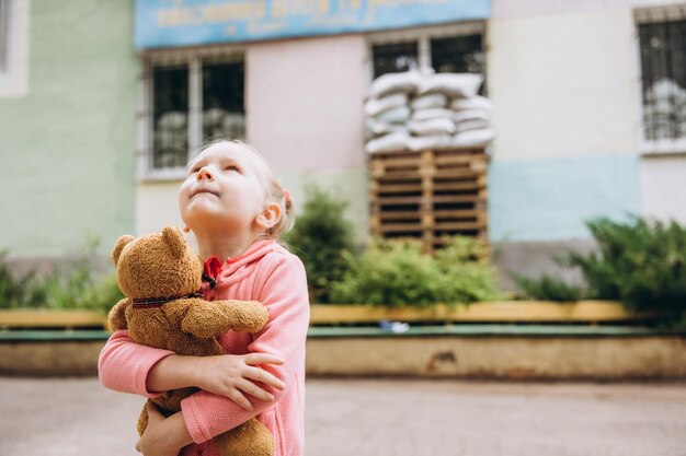 070722 Irpin Ukraine une petite fille ukrainienne tient fermement un jouet dans ses mains et a peur de la guerre