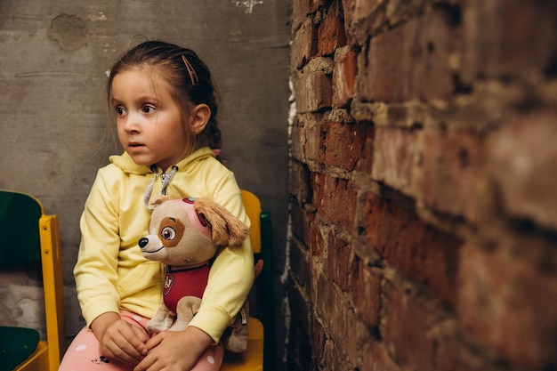 070722 Irpin Ukraine portrait d'une petite fille assise dans une cave souterraine pendant l'évacuation