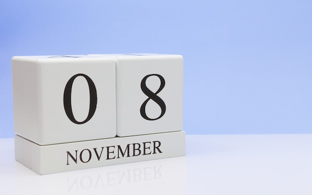 08 novembre. Jour 8 du mois, calendrier quotidien sur tableau blanc avec reflet