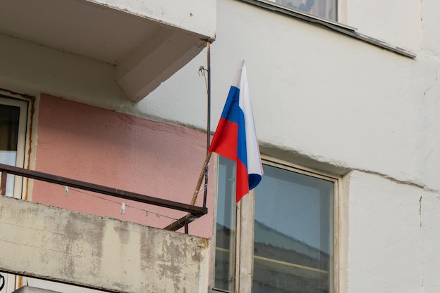 09.05.2020 Russie, République du Bachkortostan. Drapeau russe sur les fenêtres des immeubles à appartements.