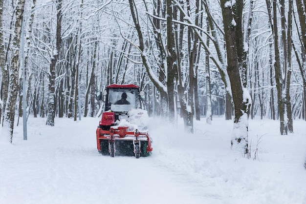 09 de février 2018 Le tracteur Vinnitsa Ukraine nettoie la neige dans l'équipement de nettoyage d'hiver du parc