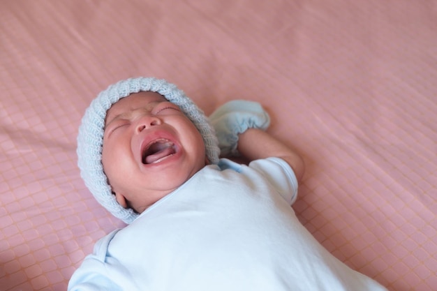 1 mois bébé asiatique pleurant dans son lit