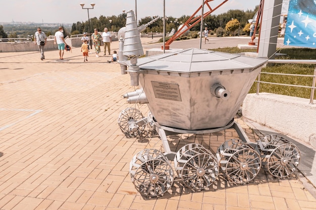 10 juillet 2021 Novosibirsk Russie Entrée au planétarium avec un rover lunaire lunokhod Musée éducatif pour les enfants et les explorateurs de l'espace