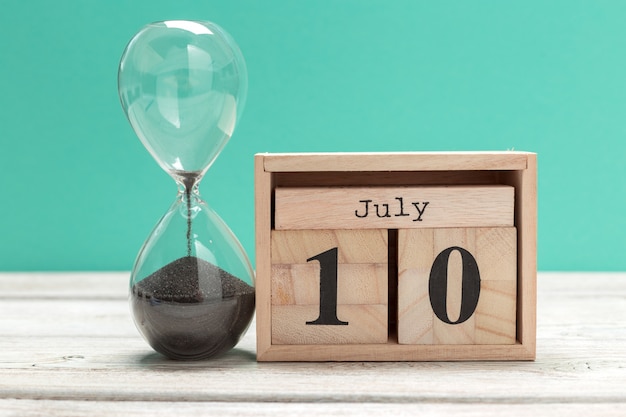 10 juillet. Image du 10 juillet, calendrier sur bois. Heure d'été