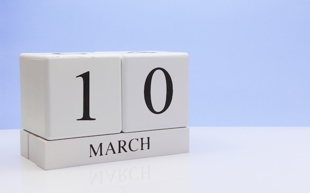 10 mars. Jour 10 du mois, calendrier quotidien sur tableau blanc.
