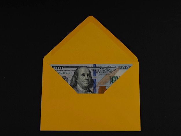 100 dollars américains dans l'enveloppe