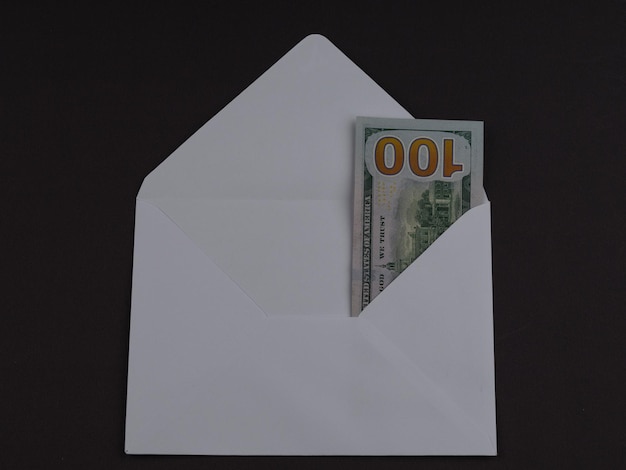 100 dollars américains dans l'enveloppe