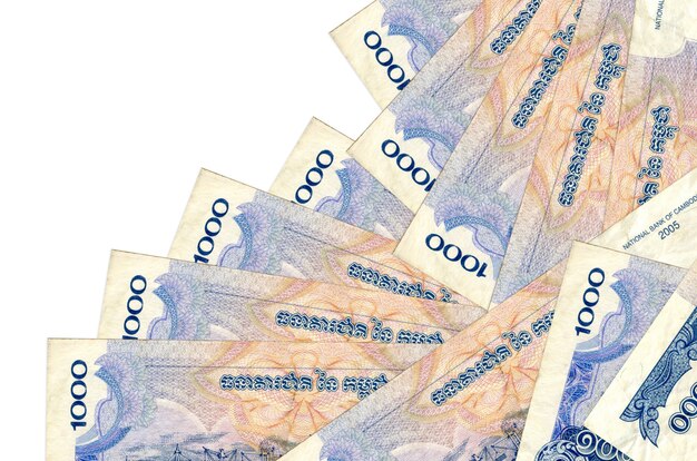 1000 factures de riels cambodgiens se trouvent dans un ordre différent isolé sur blanc. Banque locale ou concept de fabrication d'argent.