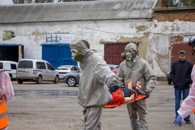 10102022 Kyiv Ukraine Paramédics près d'une ambulance pendant la formation