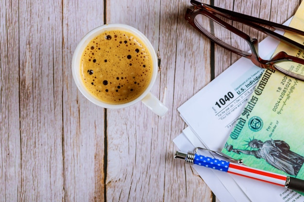 1040 Formulaires Fiscaux Vue De Dessus Avec Tasse De Café Et Chèque De Remboursement, Crayon à Lunettes