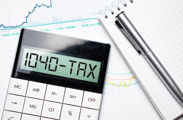 Photo 1040 numéro fiscal sur une calculatrice. concept commercial et fiscal. payer des impôts en 2022 ans.