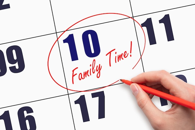 10e jour du mois Texte écrit à la main FAMILY TIME et encerclant la date du calendrier
