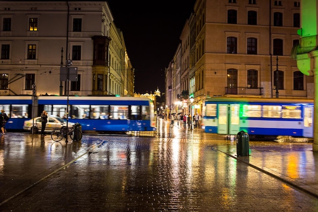 11 juillet 2017 Pologne Place du marché de Cracovie la nuit