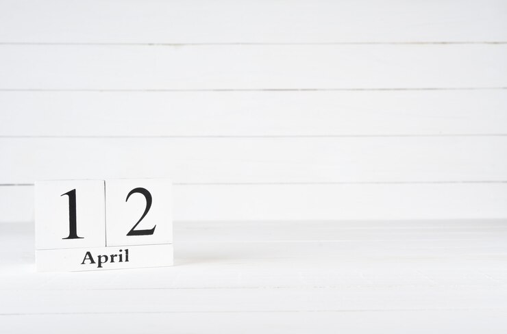 Photo 12 avril, jour 12 du mois, anniversaire, anniversaire, calendrier de bloc en bois sur un fond en bois blanc avec espace de copie du texte.