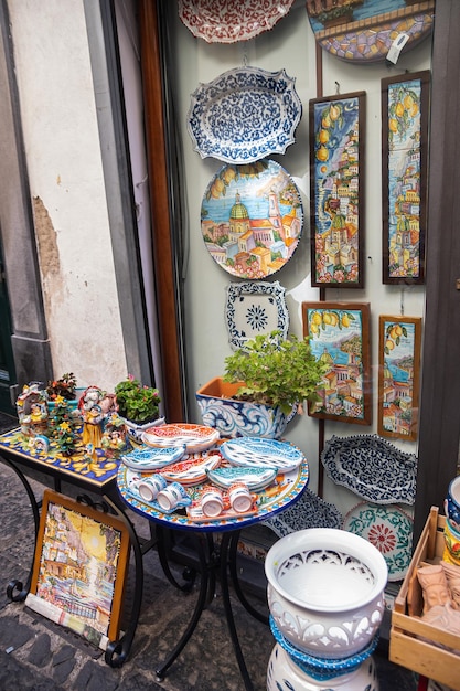 12 septembre 2022 Vietri sul Mare Italie La rue dans laquelle se trouvent des boutiques d'artisanat avec des produits céramiques