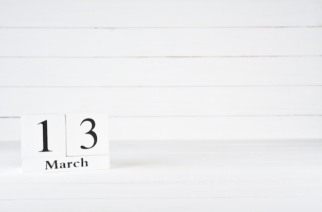 13 mars, jour 13 du mois, anniversaire, anniversaire, calendrier de bloc en bois sur un fond en bois blanc avec espace de copie du texte.