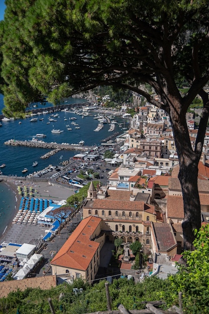 13 septembre 2022 Amalfi Italie Un monument avec un aigle sur la place Municipio