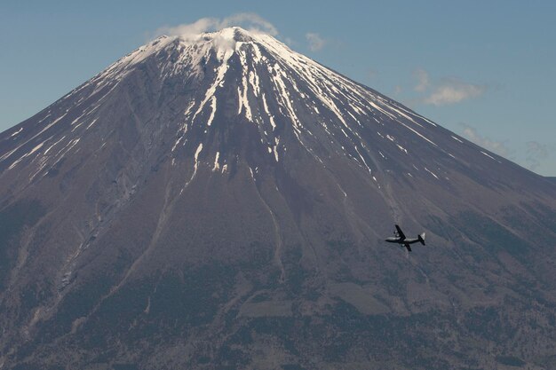 Photo c-130j super hercules survolant le mont fuji