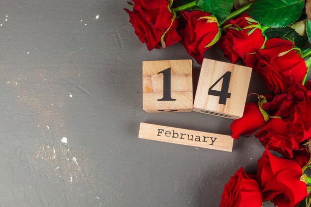 14 février sur calendrier et décorations pour la Saint Valentin.