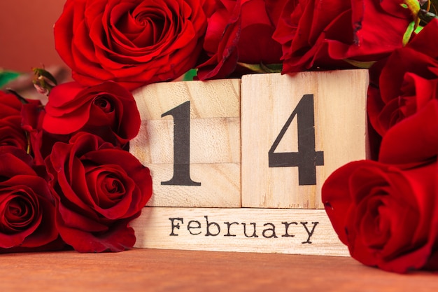 14 février sur le calendrier et les décorations pour la Saint Valentin.