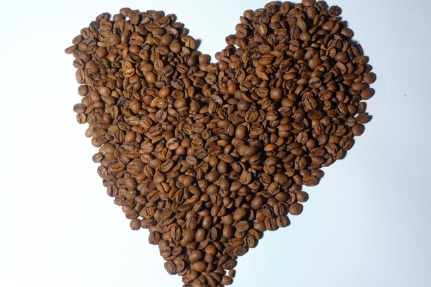 14 février saint valentin, grains de café en forme de coeur sur fond blanc