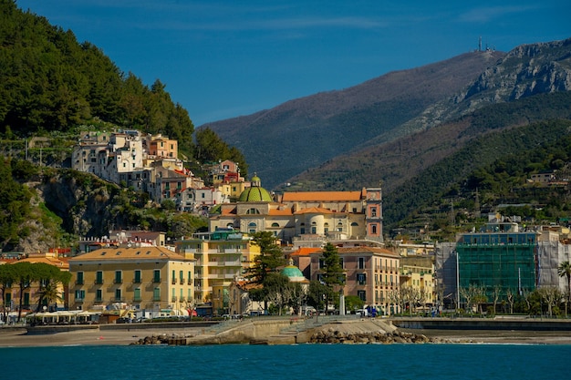 15 avril 2022 - Côte d'Amalfi, Italie vue de la ville depuis le ferry avec la mer au premier plan