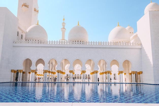 15 janvier 2023 Abu Dhabi UAE Piscine et arches dans la mosquée qui est nommée en l'honneur du défunt cheikh Zayed bin Sultan Al Nahyan, le père fondateur des Émirats arabes unis