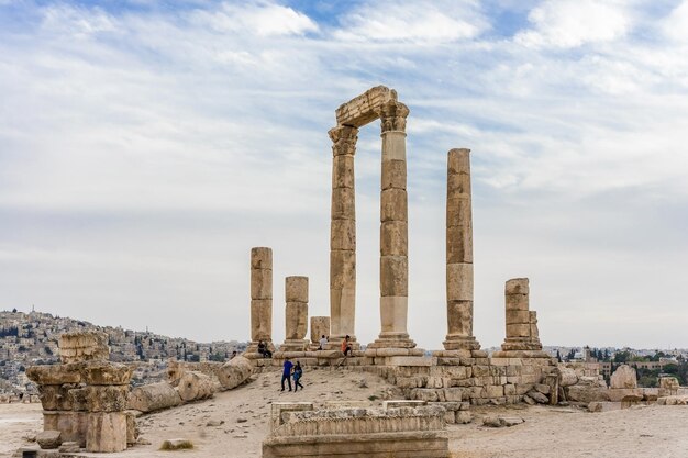 Photo 15 octobre 2018 - temple d'hercule colonnes corinthiennes romaines à la colline de la citadelle amman, jordanie