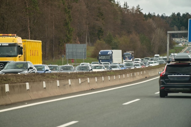 16042023 Allemagne Europe Congestion du trafic lourd sur l'autoroute par temps de pluie surchargé en face de la voie et navetteurs lents pendant les heures de pointe en Allemagne