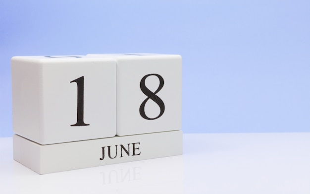 18 juin. Jour 18 du mois, calendrier quotidien sur tableau blanc