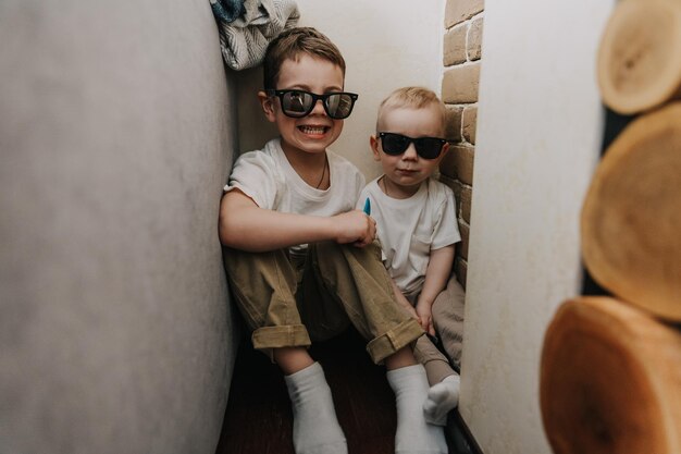 18112018 Vinnitsa Ukraine deux petits frères jouant à la maison courant dans la cuisine aidant maman à cuisiner en jouant à des jeux à domicile