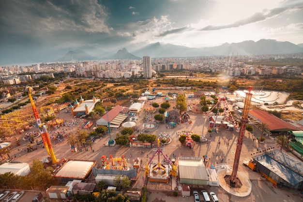 19 mai 2022 Antalya Turquie Aktur amusement luna park avec diverses attractions Vue aérienne de la grande roue Coeur d'Antalya