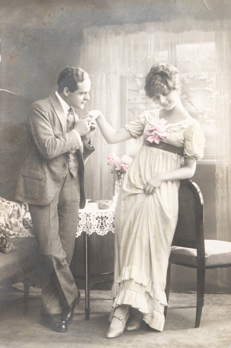 Photo 1921 allemagne, vieille photo de jeune couple romantique de femme et homme embrassant sa main