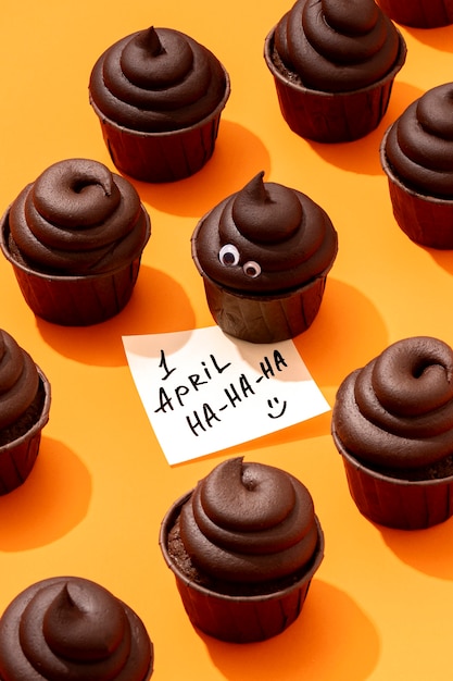 Le 1er avril, une nature morte avec des cupcakes au chocolat.