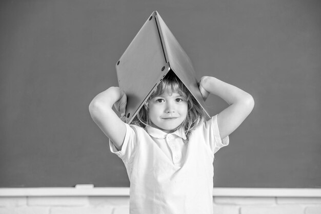 1er septembre elearning enfant étudiant avec ordinateur petit garçon en classe retour à l'école