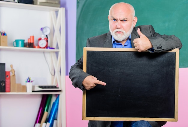 1er septembre Un enseignant montre un tableau blanc Publicité scolaire Liste de choses à faire Retour à l'école Éducateur scolaire avec espace de copie de tableau noir Informations importantes Rappelez-vous ces informations