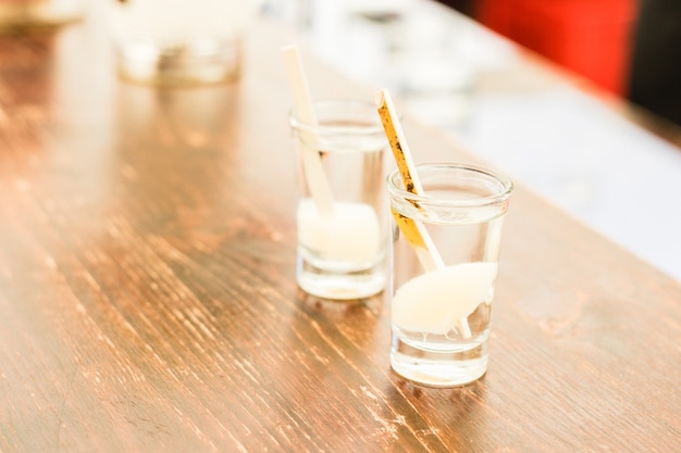 Photo 2 coups d'alcool rafraîchissants sur table en bois