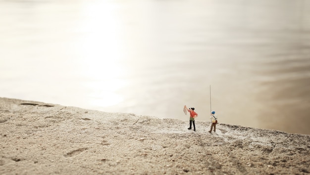 2 pêcheurs (miniature) au bord de la rivière.