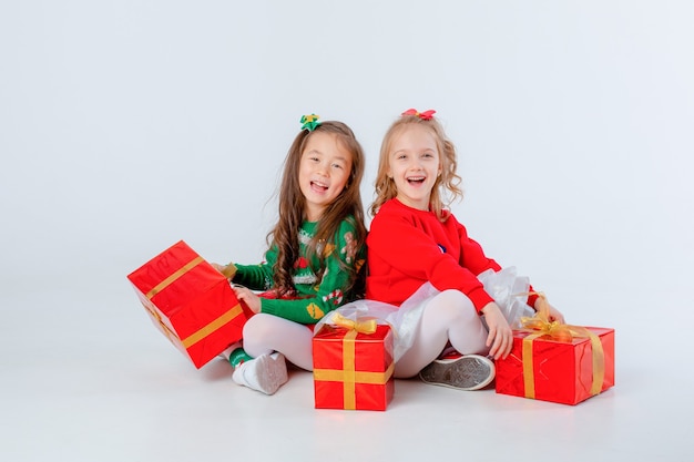 2 petites filles avec des cadeaux de Noël sur fond blanc isolé nouvel an