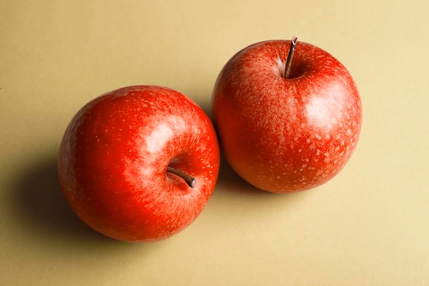 2 pommes rouges horizontales isolées