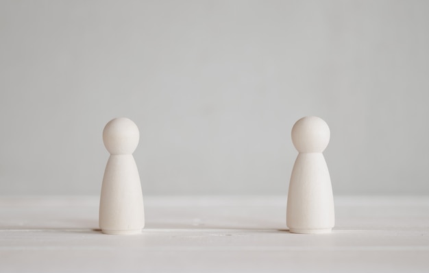 2 poupées en bois debout sur la table