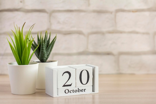 20 octobre sur un calendrier en bois sur une table ou une étagèreUn jour du mois d'automneCalendrier pour octobre Automne